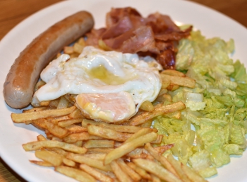 Bratwurst, bacon, huevo y patatas fritas