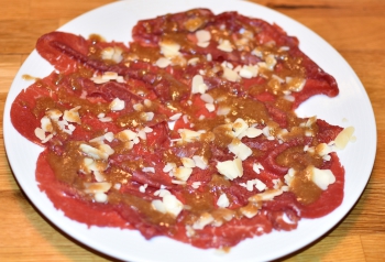 Carpaccio de ternera con vinagreta de avellanas y parmeggiano
