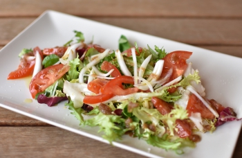 Ensalada de mezclum con tomate y cebolleta