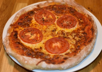 Pizza de tomate y mozarella