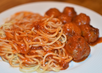 Espaguetis con albóndigas